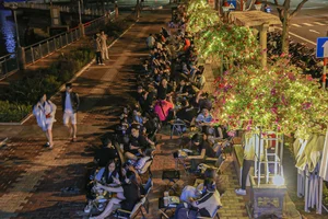 Da Nang Youth Embrace Early Morning Coffee and Han River Sunrises - image 2