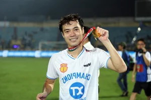Vietnamese Football Stars Build Luxurious Mansions for Their Parents - image 7