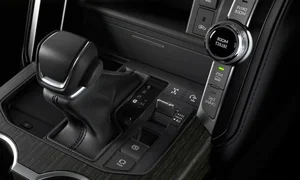 A Closer Look at the 2025 Toyota Land Cruiser Hybrid: Starting at $2.5 Billion VND - image 7