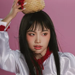 Folk Singer Phuong My Chi Debuts Bold Japanese-Style Hime Haircut - image 3
