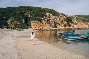 Bãi Thùng: Discover the Pristine Coastal Beauty Perfect for Beach Camping - image 1