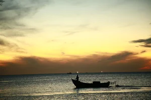 Bãi Thùng: Discover the Pristine Coastal Beauty Perfect for Beach Camping - image 0