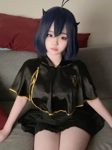 Stunning Japanese Cosplayer Captivates Fans with Unique Aesthetic and Viral Social Media Presence - image 2
