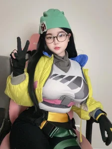 Stunning Japanese Cosplayer Captivates Fans with Unique Aesthetic and Viral Social Media Presence - image 4