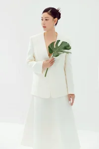Billionaire Vietnamese Miss Queen's Surprising Signature Shirt Style That Exudes High-Class Elegance - image 4