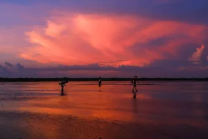 Savoring the Sunrise at Hung Yen’s Magical 'Infinity Sea' Mirror - image 7