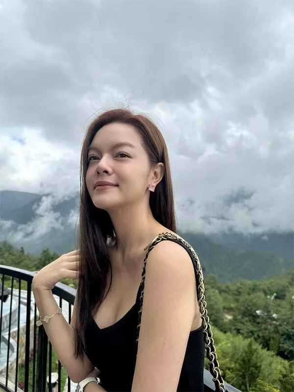 The Stunning Beauty and Radiance of Singer Pham Quynh Anh