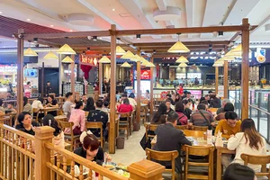 Hanoi Street Food Surge: Locals Escape Traditional Tet Feasts - image 8