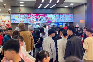 Hanoi Street Food Surge: Locals Escape Traditional Tet Feasts - image 4