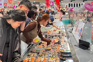 Hanoi Street Food Surge: Locals Escape Traditional Tet Feasts - image 6