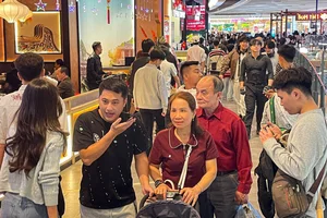 Hanoi Street Food Surge: Locals Escape Traditional Tet Feasts - image 10