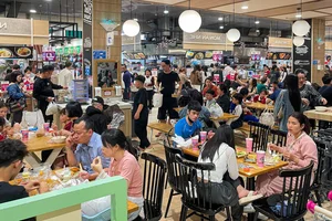 Hanoi Street Food Surge: Locals Escape Traditional Tet Feasts - image 0
