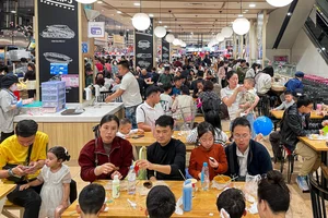Hanoi Street Food Surge: Locals Escape Traditional Tet Feasts - image 7