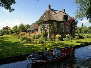 Discover the Fairytale Village of Giethoorn: A Road-Free Dutch Paradise - image 7