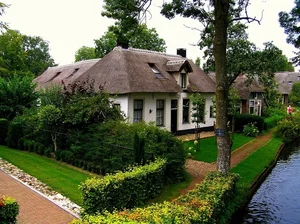 Discover the Fairytale Village of Giethoorn: A Road-Free Dutch Paradise - image 3