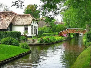 Discover the Fairytale Village of Giethoorn: A Road-Free Dutch Paradise - image 10