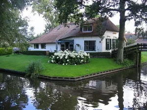 Discover the Fairytale Village of Giethoorn: A Road-Free Dutch Paradise - image 0