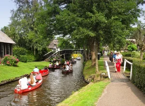 Discover the Fairytale Village of Giethoorn: A Road-Free Dutch Paradise - image 1