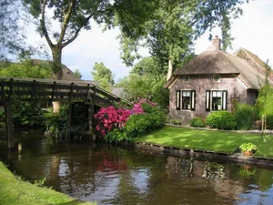 Discover the Fairytale Village of Giethoorn: A Road-Free Dutch Paradise - image 8