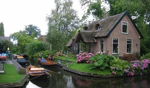 Discover the Fairytale Village of Giethoorn: A Road-Free Dutch Paradise - image 11