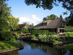 Discover the Fairytale Village of Giethoorn: A Road-Free Dutch Paradise - image 4