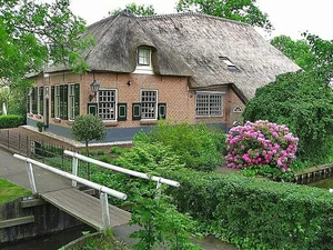 Discover the Fairytale Village of Giethoorn: A Road-Free Dutch Paradise - image 6