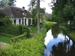 Discover the Fairytale Village of Giethoorn: A Road-Free Dutch Paradise - image 12