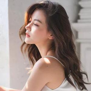 Top Thai Actresses and Their Romantic Relationships: Heartwarming Moments of Celebrity Couples - image 6