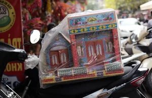 Hang Ma Street Flooded with Luxury Paper Offerings for Vu Lan Festival - image 2