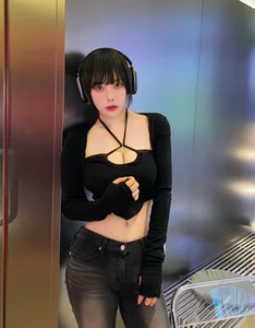 Viral Debate: Beautiful Woman Stirs Controversy Over Late-Night Outfit Choice - image 11