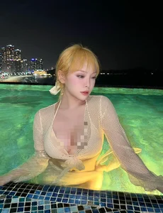 Viral Debate: Beautiful Woman Stirs Controversy Over Late-Night Outfit Choice - image 6