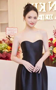 Actress Huyen Lizzie Radiates Elegance and Slim Figure at Exclusive John Kim Event - image 5