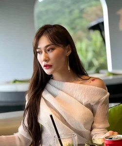 Elegant and Stunning: How This Vietnamese WAG and Bank Professional Redefines Modest Fashion - image 10