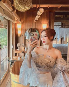 Elegant and Stunning: How This Vietnamese WAG and Bank Professional Redefines Modest Fashion - image 6