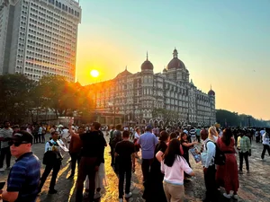 A Single Sunset in Mumbai Captures the Soul of the City - image 8