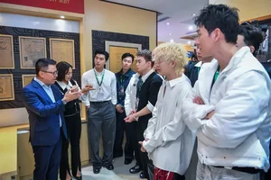 Anh Trai Say Hi Cast Visits Nhan Dan Newspaper Before Concert - image 4