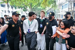Anh Trai Say Hi Cast Visits Nhan Dan Newspaper Before Concert - image 1