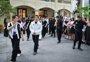 Anh Trai Say Hi Cast Visits Nhan Dan Newspaper Before Concert - image 0