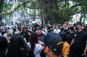 Anh Trai Say Hi Cast Visits Nhan Dan Newspaper Before Concert - image 6