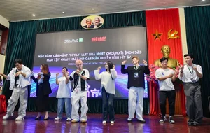 Anh Trai Say Hi Cast Visits Nhan Dan Newspaper Before Concert - image 5