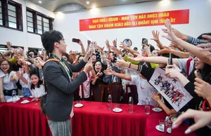 Anh Trai Say Hi Cast Visits Nhan Dan Newspaper Before Concert - image 2