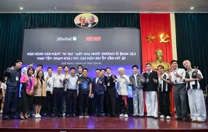 Anh Trai Say Hi Cast Visits Nhan Dan Newspaper Before Concert - image 8