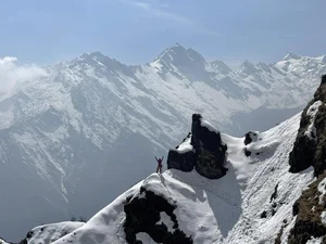 Vietnamese Adventurer Spends 2 Billion VND to Conquer the World's Highest Peaks - image 3