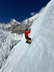 Vietnamese Adventurer Spends 2 Billion VND to Conquer the World's Highest Peaks - image 0