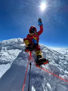 Vietnamese Adventurer Spends 2 Billion VND to Conquer the World's Highest Peaks - image 6