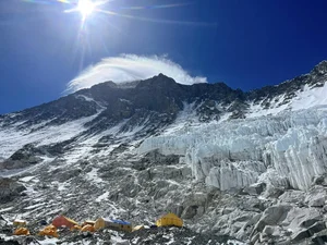 Vietnamese Adventurer Spends 2 Billion VND to Conquer the World's Highest Peaks - image 7
