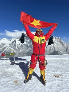 Vietnamese Adventurer Spends 2 Billion VND to Conquer the World's Highest Peaks - image 1