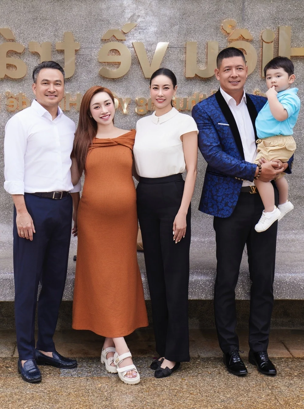 Actor Chi Bao and Family Shine at Star-Studded Celebrity Event