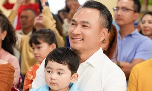 Actor Chi Bao and Family Shine at Star-Studded Celebrity Event - image 1