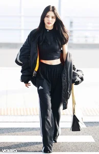 Han So Hee's Airport Style: Turning the Terminal into a High-Fashion Catwalk - image 5